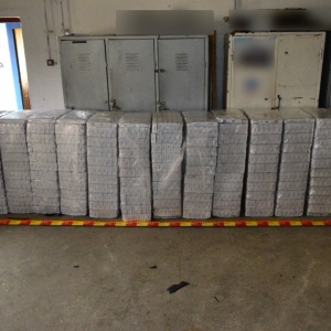 400.000 de țigări de contrabandă, în valoare de 185.000 lei, confiscate de poliţiştii de frontieră