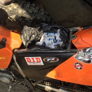 Doi frați au încercat să introducă ilegal în țară o cantitate record de substanţe anabolizante