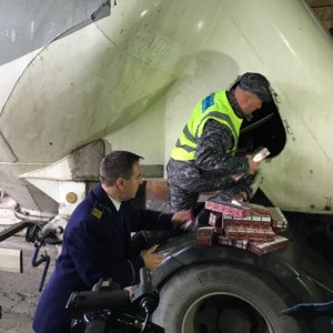 Grup infracţional specializat în contrabandă cu țigări, cu ramificații la nivel internațional, destructurat de polițiștii de frontieră români