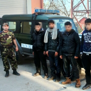 51 de cetăţeni străini, opriţi la frontiera cu Serbia