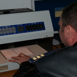 Ștampile false aplicate în paşapoartele a doi cetățeni moldoveni