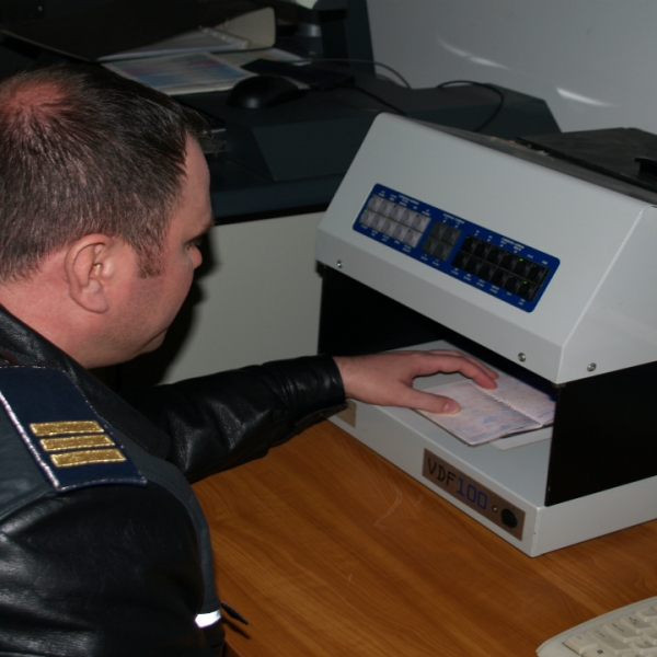 Ștampile false aplicate în paşapoartele a doi cetățeni moldoveni
