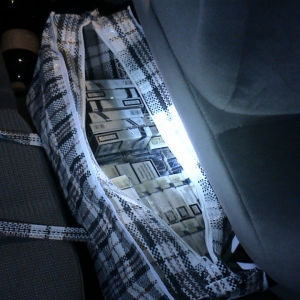 2.400 de ţigarete nedeclarate, descoperite în bagajele unui bărbat cu dublă cetăţenie