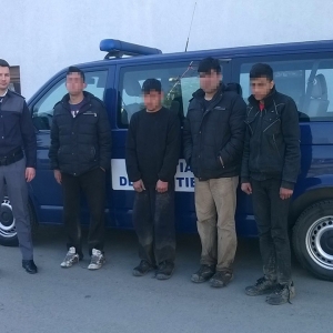 Patru migranţi din Pakistan, opriti la frontiera cu Serbia