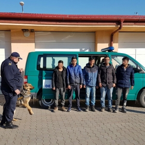 38 de cetăţeni din Siria, Irak, Iran şi Afganistan, opriţi la granița cu Serbia