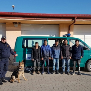 38 de cetăţeni din Siria, Irak, Iran şi Afganistan, opriţi la granița cu Serbia