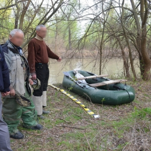Pescari moldoveni depistaţi pe malul românesc al râului Prut, în timp ce pescuiau cu unelte interzise de lege