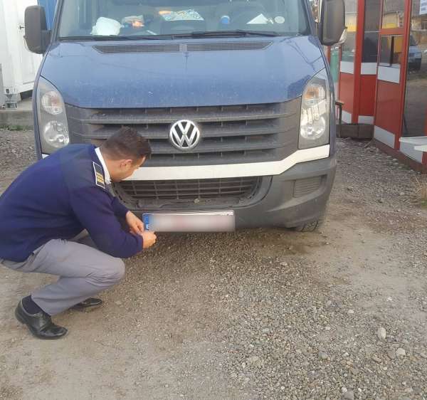 Autoturism radiat din circulaţie, oprit la frontieră