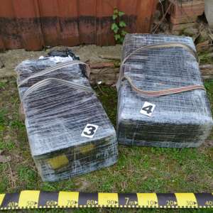 Ţigarete de contrabandă, ascunse într-un imobil părăsit