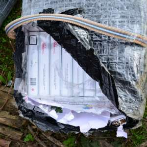 Ţigarete de contrabandă, ascunse într-un imobil părăsit