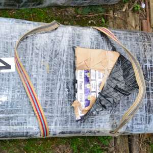 Ţigarete de contrabandă, ascunse într-un imobil părăsit