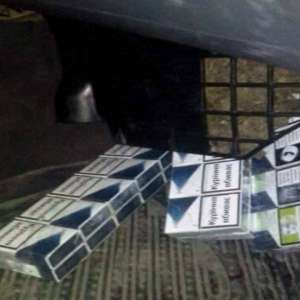 A fugit de poliţişti pentru a ascunde ţigările de contrabandă