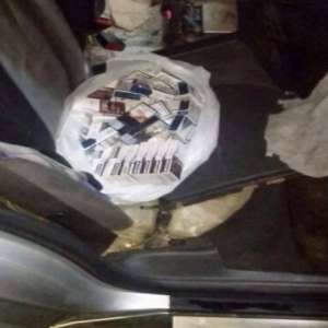 A fugit de poliţişti pentru a ascunde ţigările de contrabandă