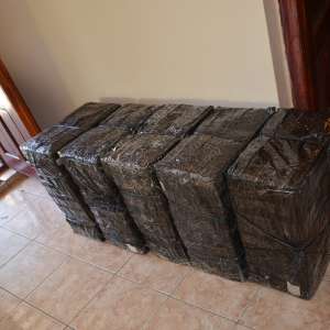 Aproximativ 5.500 pachete ţigări confiscate  în urma a două percheziţii