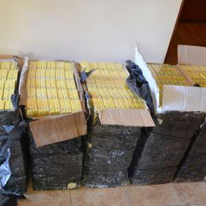 Aproximativ 5.500 pachete ţigări confiscate  în urma a două percheziţii