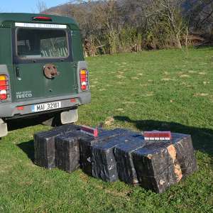 Aproximativ 5.500 pachete ţigări confiscate  în urma a două percheziţii