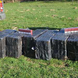 Aproximativ 5.500 pachete ţigări confiscate  în urma a două percheziţii