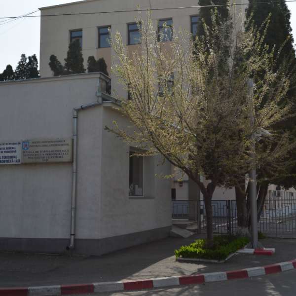 Depistaţi în timp ce încercau să introducă telefoane mobile în penitenciar