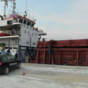 Peste 130.000 de ţigarete de contrabandă, depistate la bordul unei nave în Portul Midia