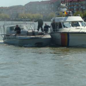 Ambarcaţiune ucraineană surprinsă la braconat în Marea Neagră de nava Poliţiei de Frontieră MAI 2110