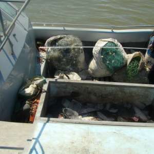 Ambarcaţiune ucraineană surprinsă la braconat în Marea Neagră de nava Poliţiei de Frontieră MAI 2110