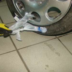 Substanţe anabolizante ascunse pe corp și în roata de rezervă a unui autoturism, depistate în Vama Albiţa