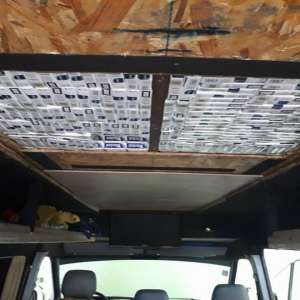 Microbuz antifonat cu țigări de contrabandă