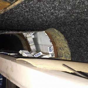 Microbuz antifonat cu țigări de contrabandă