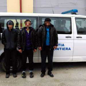 Opt migranţi pakistanezi și irakieni, opriţi la frontiera cu Serbia