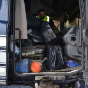 40.000 de ţigarete de contrabandă, ascunse în cabina unui camion, descoperite de polițiștii de frontieră constănțeni