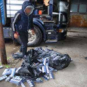 40.000 de ţigarete de contrabandă, ascunse în cabina unui camion, descoperite de polițiștii de frontieră constănțeni