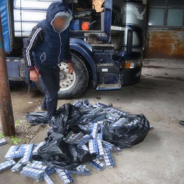 40.000 de ţigarete de contrabandă, ascunse în cabina unui camion, descoperite de polițiștii de frontieră constănțeni