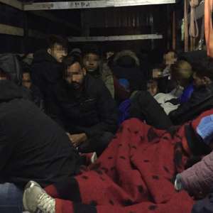 111 persoane intenţionau să iasă ilegal din România, ascunse în interiorul unui automarfar