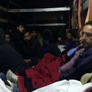 111 persoane intenţionau să iasă ilegal din România, ascunse în interiorul unui automarfar