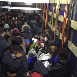 111 persoane intenţionau să iasă ilegal din România, ascunse în interiorul unui automarfar