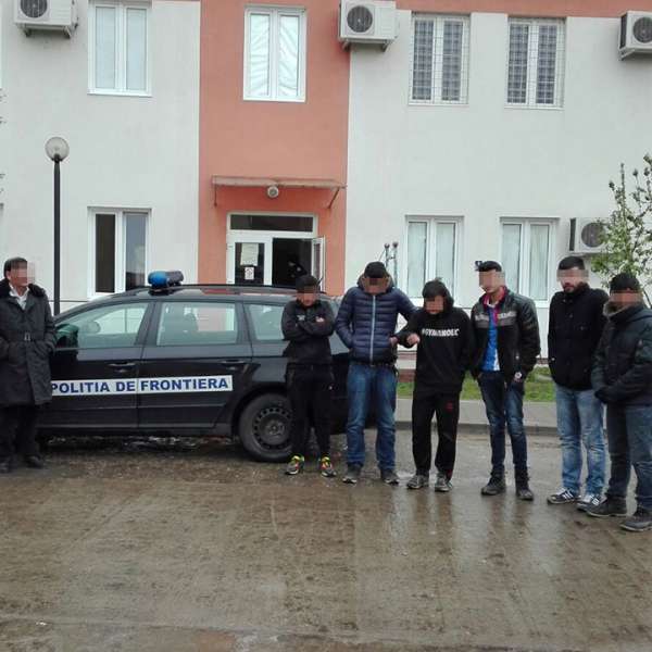 21 de migranţi, opriţi la frontiera cu Serbia