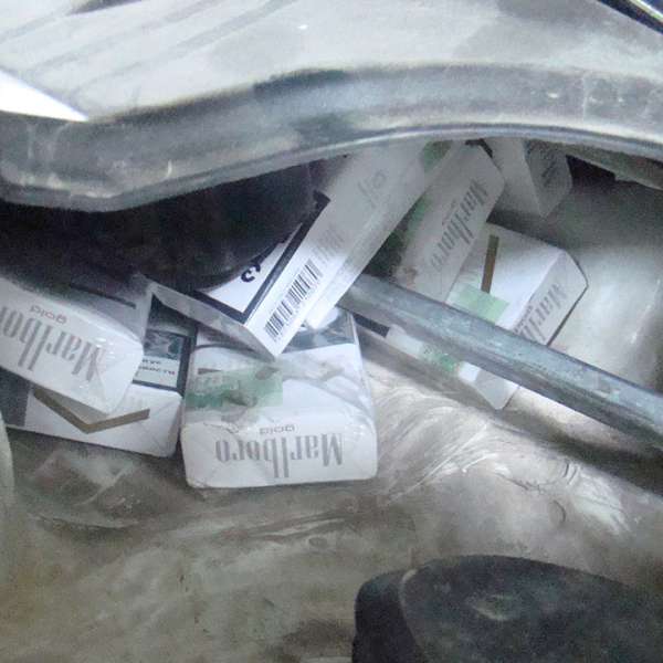 Țigări ascunse în podeaua și rezervorul unui autoturism, depistate în P.T.F. Siret