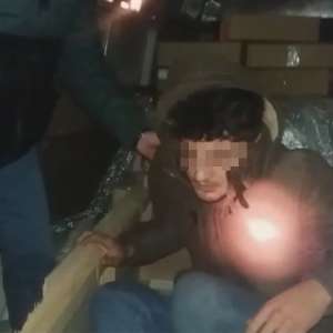 Patru bărbați și o femeie din Irak și Iran, călăuziți de 5 cetățeni bulgari, descoperiți la Giurgiu