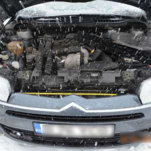 Două autoturisme de lux și peste 4.500 pachete cu țigări de contrabandă, confiscate de polițiștii de frontieră