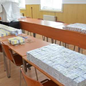 Două autoturisme de lux și peste 4.500 pachete cu țigări de contrabandă, confiscate de polițiștii de frontieră