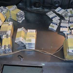 Două autoturisme de lux și peste 4.500 pachete cu țigări de contrabandă, confiscate de polițiștii de frontieră