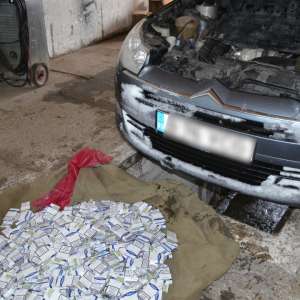 Două autoturisme de lux și peste 4.500 pachete cu țigări de contrabandă, confiscate de polițiștii de frontieră