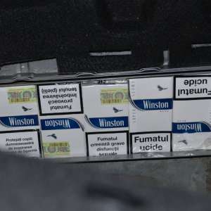 Două autoturisme de lux și peste 4.500 pachete cu țigări de contrabandă, confiscate de polițiștii de frontieră
