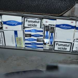 Două autoturisme de lux și peste 4.500 pachete cu țigări de contrabandă, confiscate de polițiștii de frontieră