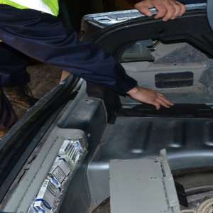 Două autoturisme de lux și peste 4.500 pachete cu țigări de contrabandă, confiscate de polițiștii de frontieră