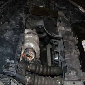 Două autoturisme de lux și peste 4.500 pachete cu țigări de contrabandă, confiscate de polițiștii de frontieră