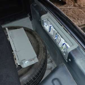 Două autoturisme de lux și peste 4.500 pachete cu țigări de contrabandă, confiscate de polițiștii de frontieră