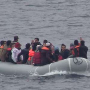 Peste 50 de persoane, dintre care 13 copii, salvate de poliţiştii de frontieră români în Marea Egee