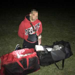 Doi cetățeni albanezi au încercat să introducă ilegal în țară, pe la ”frontiera verde”, aproximativ 34 kg substanță vegetală