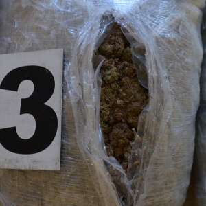 Doi cetățeni albanezi au încercat să introducă ilegal în țară, pe la ”frontiera verde”, aproximativ 34 kg substanță vegetală